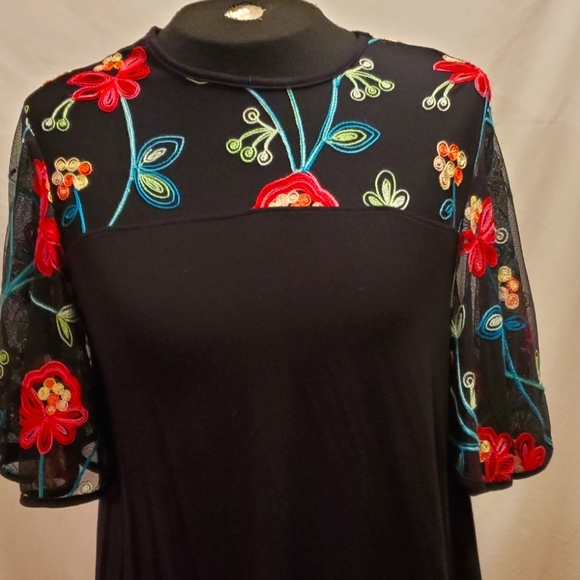Adorable Top, Medium, Kim & Cami, Beautiful Embroidery - Picture 1 of 7